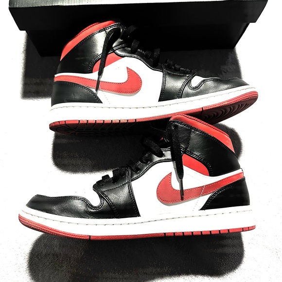 Nike Air Jordan 1 Retro High Black Red White Sneakers